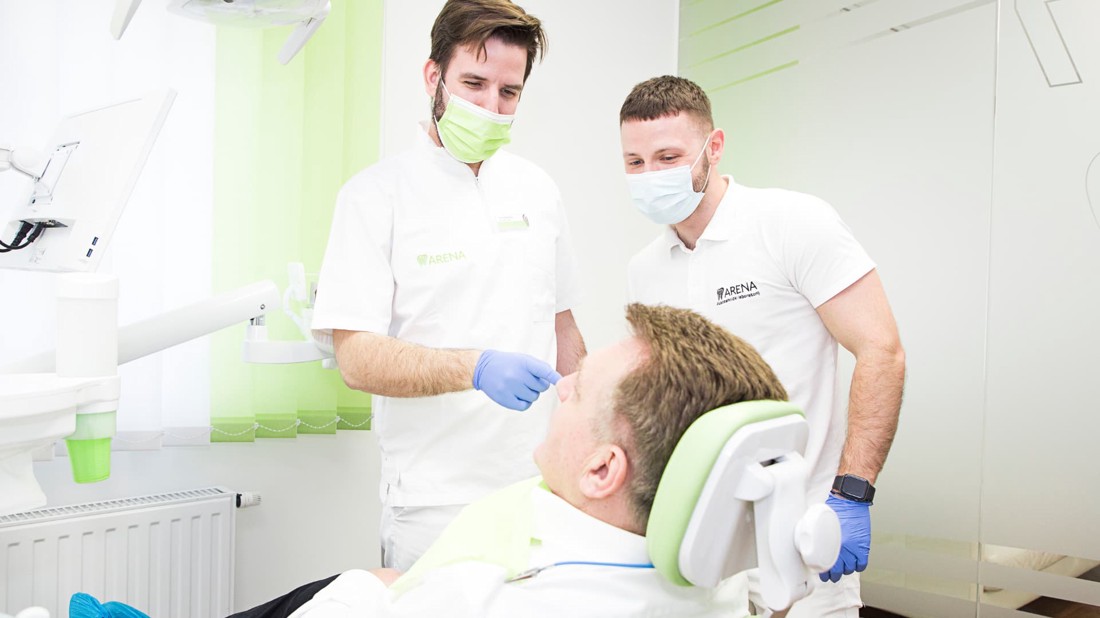 dr. Ivor Sokolić i pacijent na terapiji.