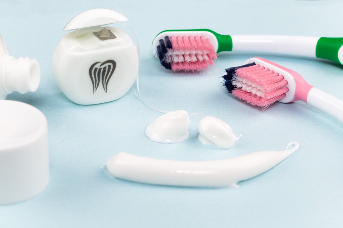 Konac, pasta za zube i cetkica na stolu