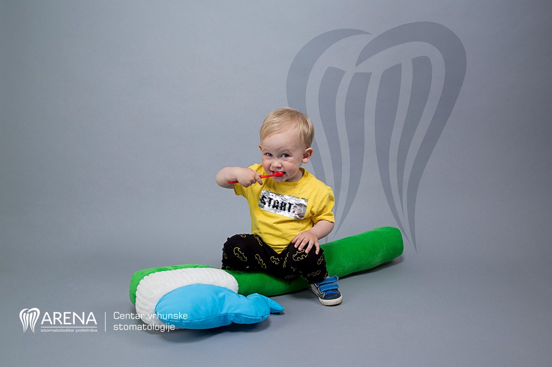 Učenje djeteta kako prati zube u najranijoj dobi.