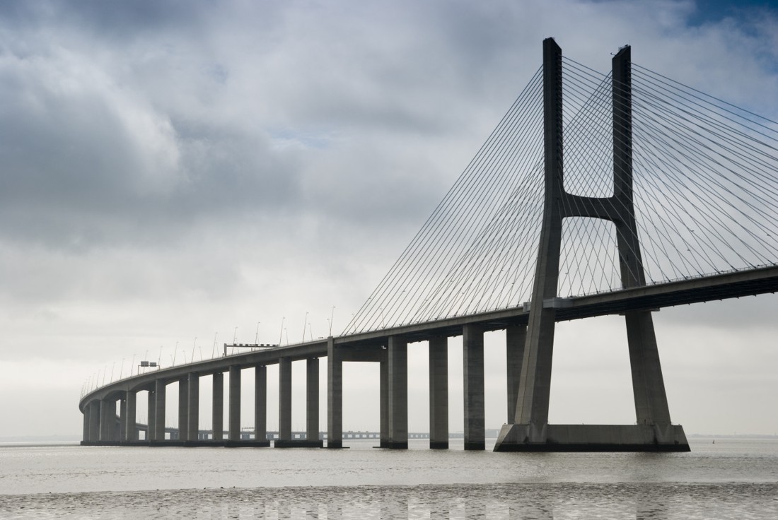 Most koji povezuje dvije obale.