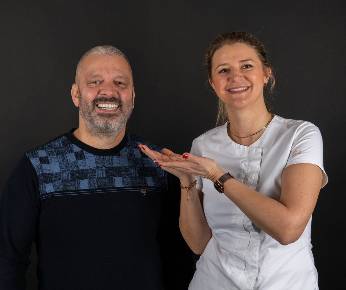 Potpune cirkonske zubne krunice na modelu.