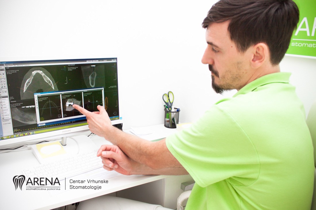 Doktor provjerava stanje zubi, okolnog zubnog mesa, okluziju, čeljusne zglobove.