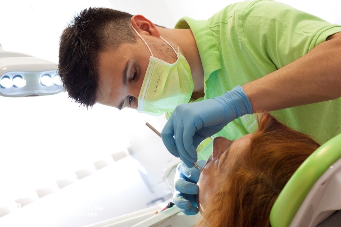 Doktor poliklinike Arena Dental vrši zahvat nad pacijenticom.