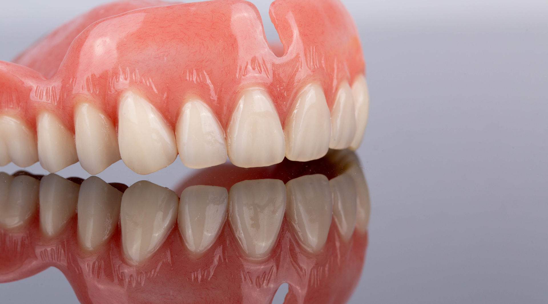 Sretan pacijent s mobilnom akrilatnom protezom, izrađenom vrhunskim materijalima