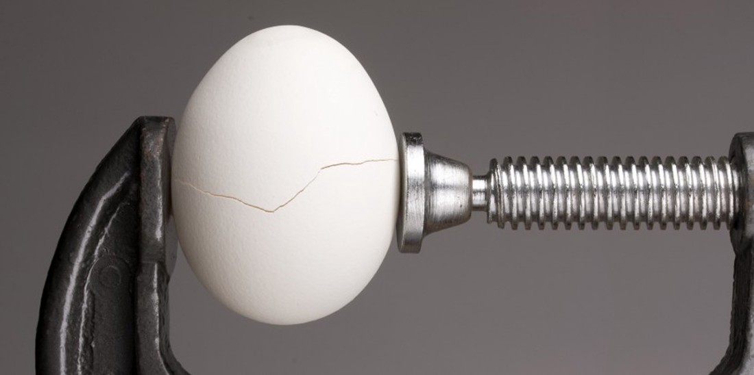 Jaje stavljeno u alat koji vrši pritisak.