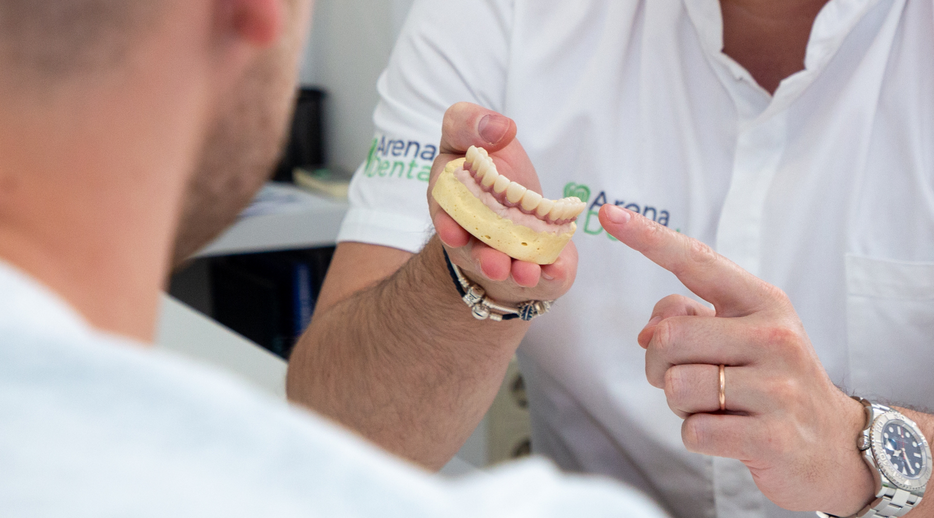 Sretan pacijent kojem je vraćena savršena stabilnost, funkcionalnost te prirodan izgled zubi