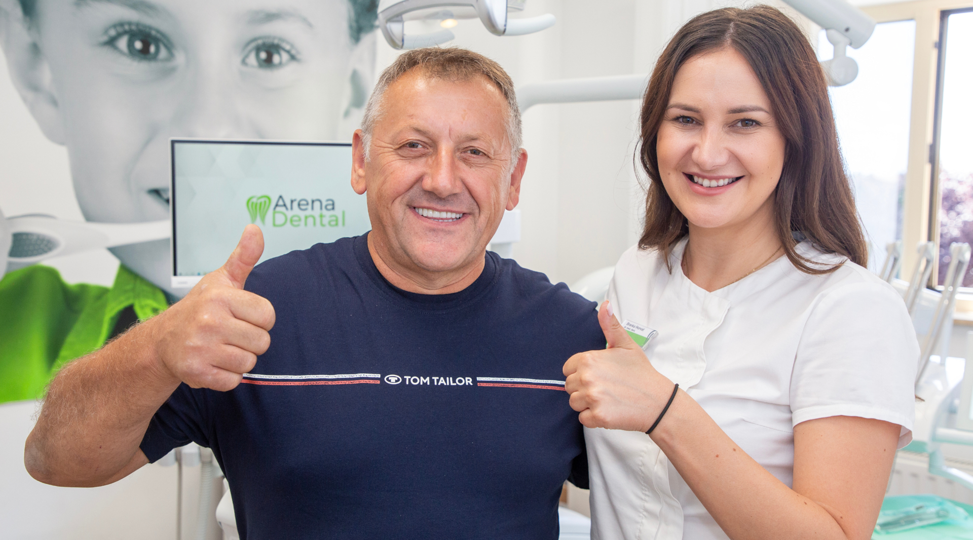 Sretan pacijent s fiksnom protezom izrađenom vrhunskim materijalima