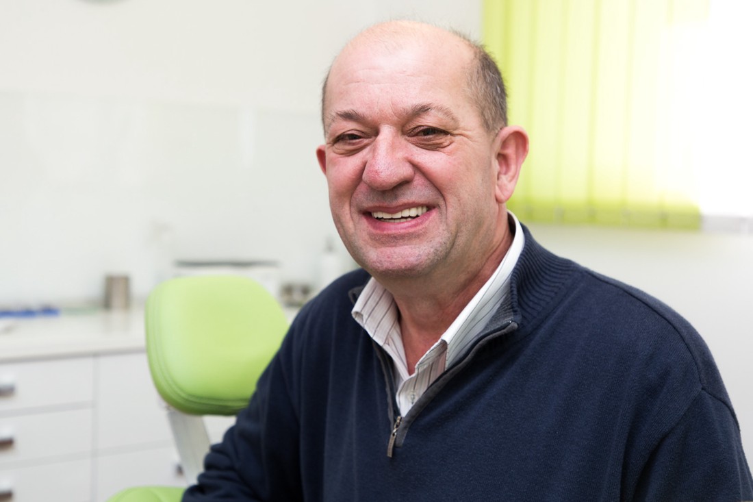 Pacijent stomatološke poliklinike Arena Dental s novim osmijehom.