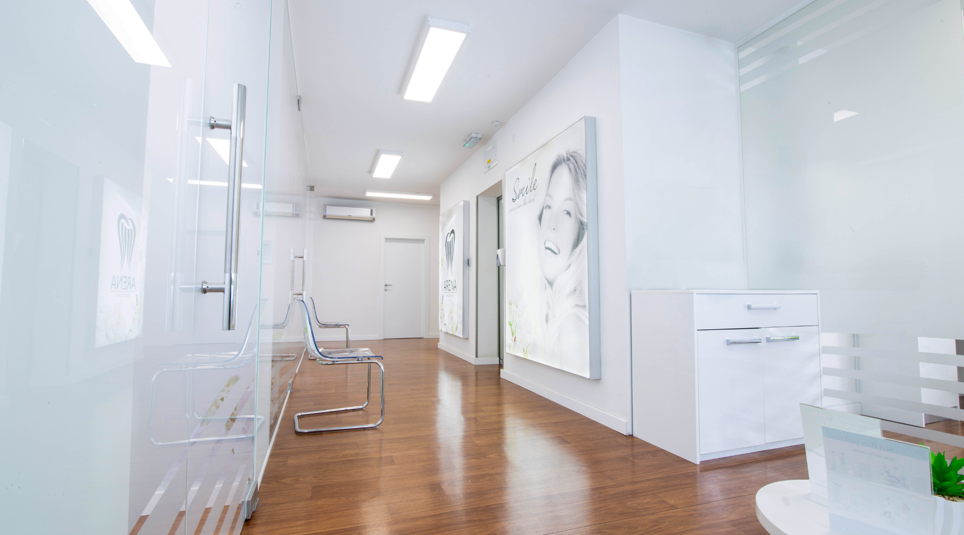 Stručni tim ispred ordinacije u poliklinici