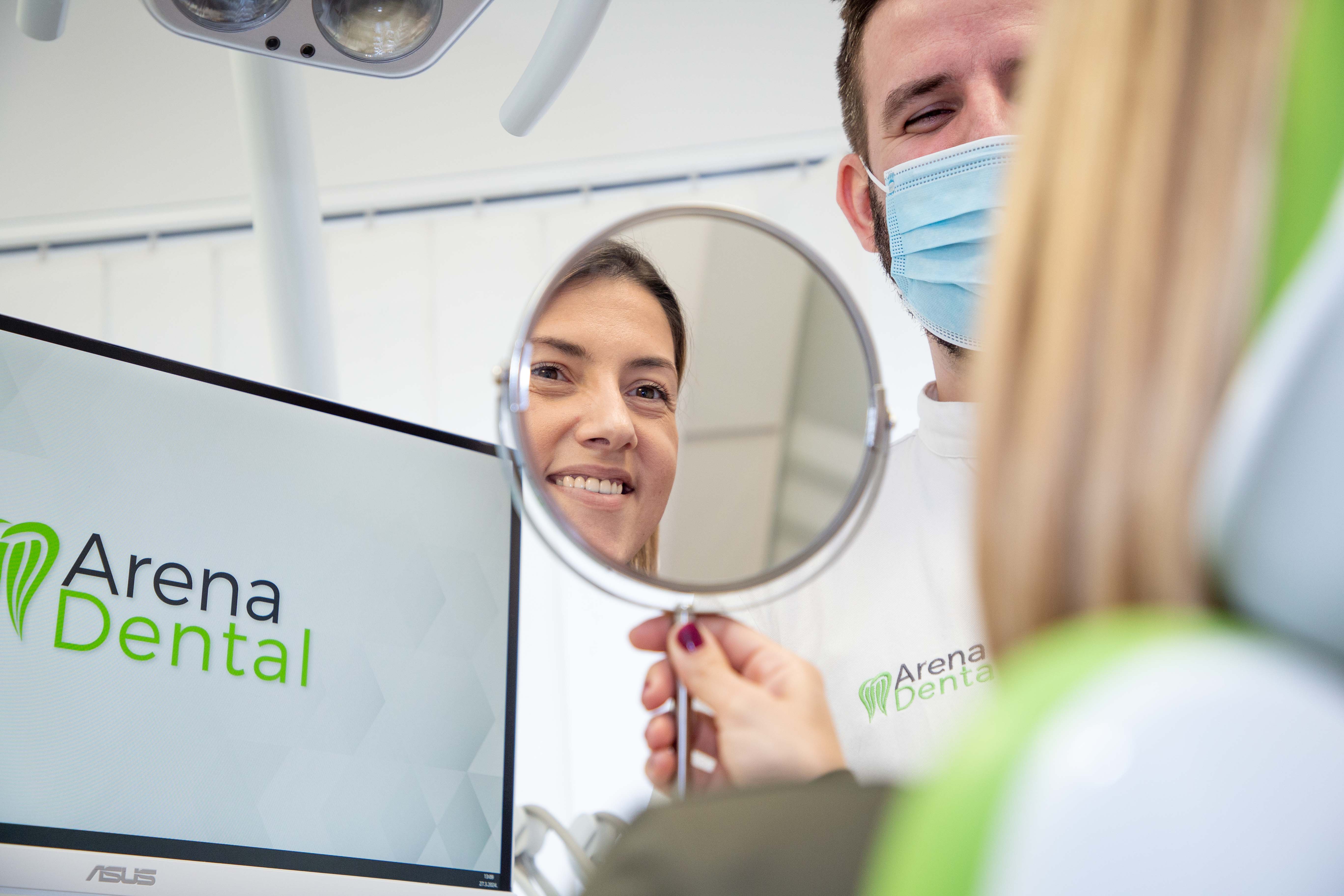 Pacijent s asistenticom u Arena Dental klinici.