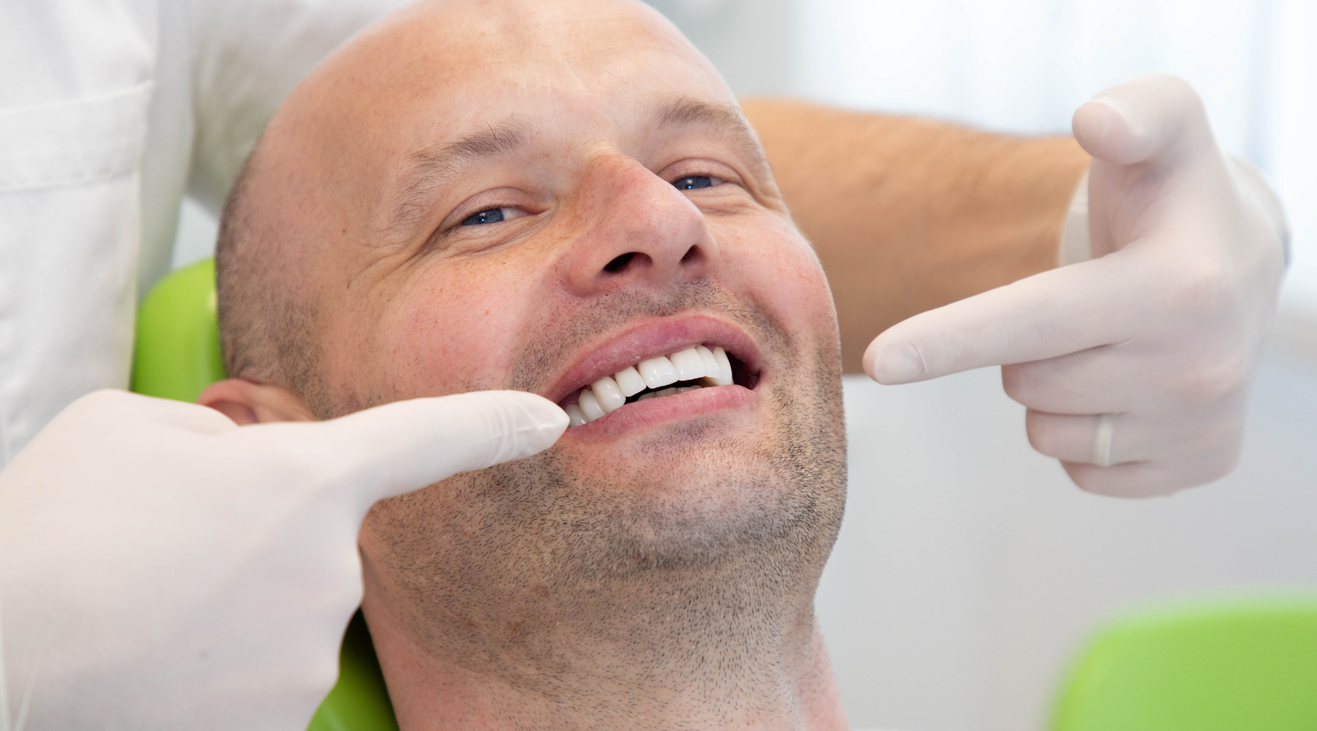 Sretan pacijent kome je vraćena funkcionalnost i prirodni izgled zuba