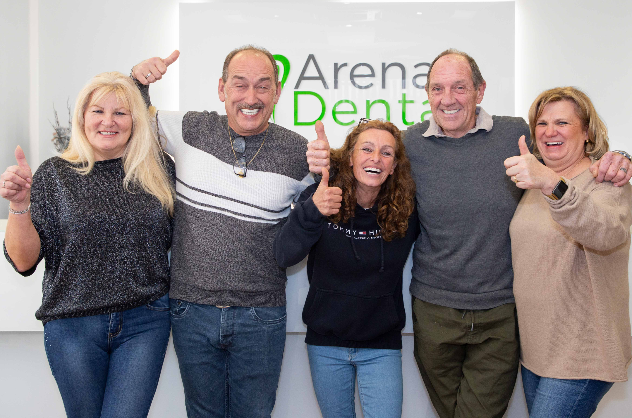 Doktor poliklinike ARENA DENTAL sa zadovoljnim pacijentom