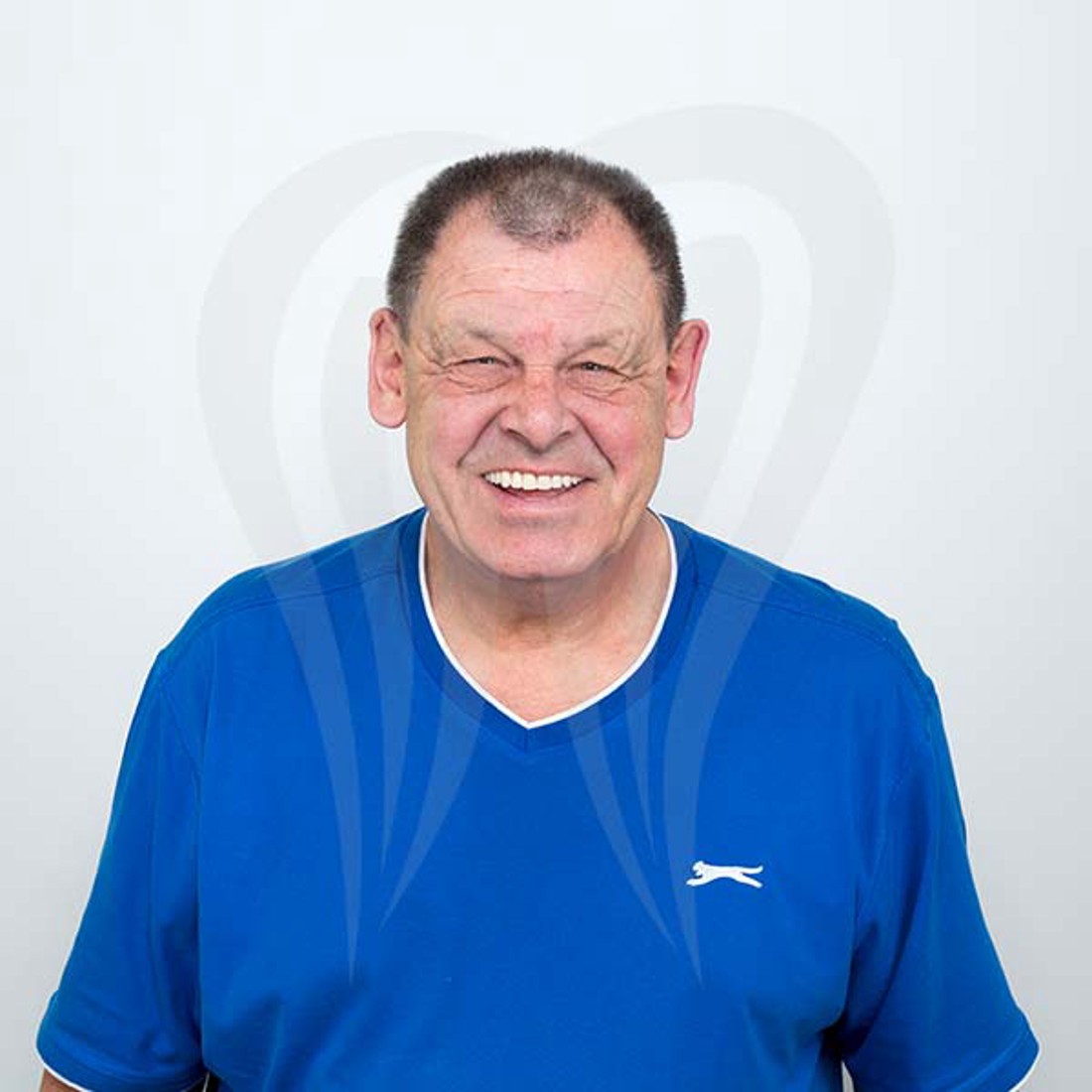 Stomatološki pacijent s promjenama na zubima zbog starenja.