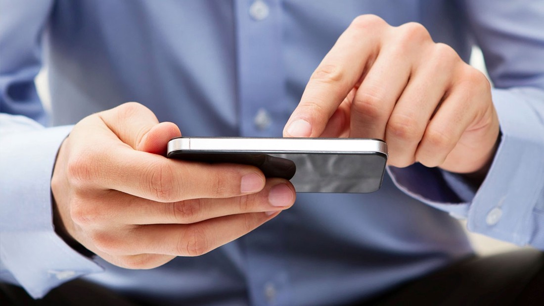 Čovjek šalje orotpan mobitelom.