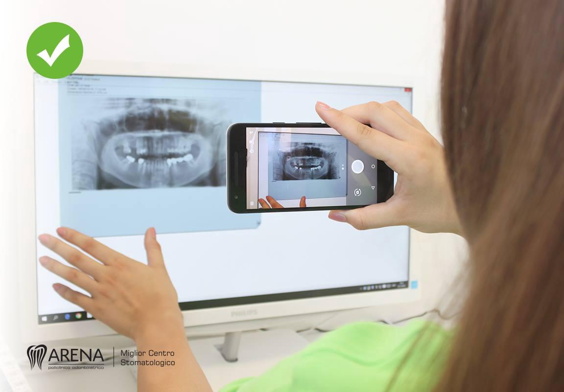 Ispravno slikanje ortopana mobitelom koristeći monitor, koji je bijel.