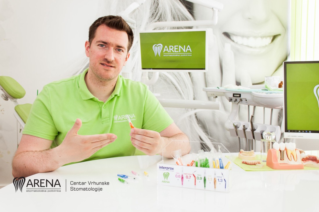 Doktor pojašnjava bitnost koristenja intradentalnih četkica.