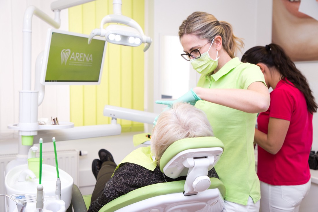 Stomatolog u radu s pacijentom