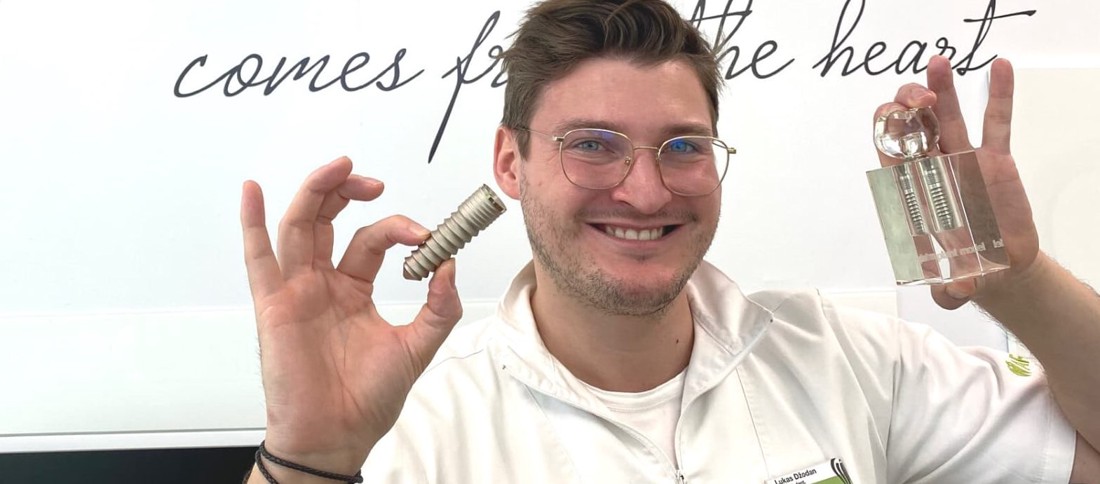 dr. Lukas Džodan s modelima implantata