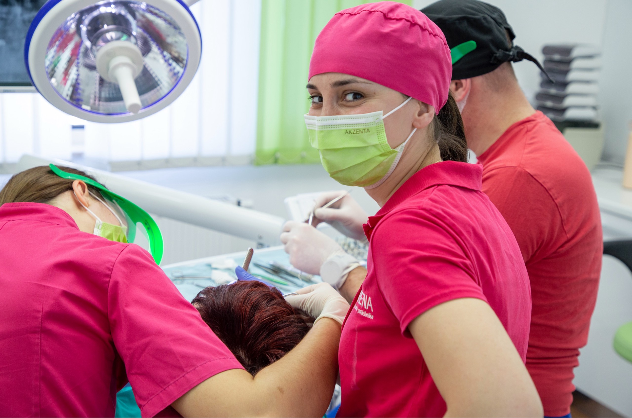 Brzi i bezbolni zahvati s iskusnim oralnim kirurzima