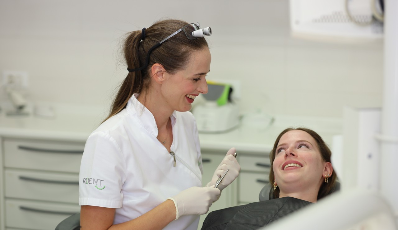 Pacijent na prvom stomatološkom pregledu u ordinaciji, gdje doktor provodi detaljnu procjenu oralnog zdravlja i planira daljnju terapiju.