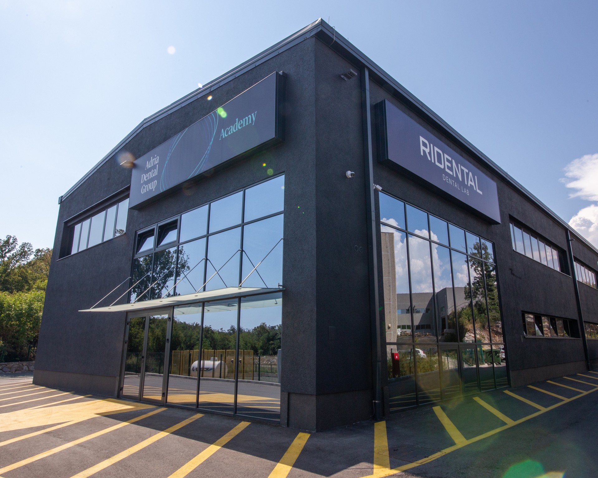 laboratorij izvana desktop