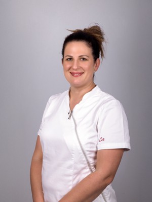 Portret doktorice Mesaroš Ferenac, specijalistice dentalne medicine.