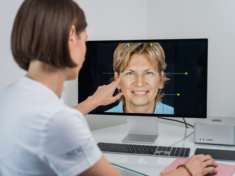 Doktorica sjedi za računalom i izrađuje Digital Smile Design, analizirajući fotografiju pacijentice kako bi isplanirala idealan osmijeh.