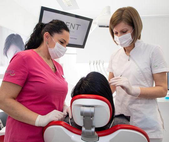 Doktorica obavlja pregled na pacijentici u stomatološkoj ordinaciji, procjenjujući stanje zubi i planirajući daljnju terapiju.