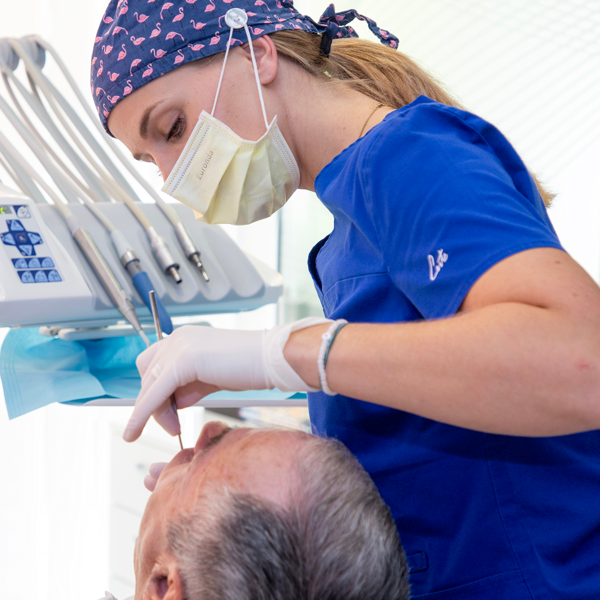 Zubni implantat_about