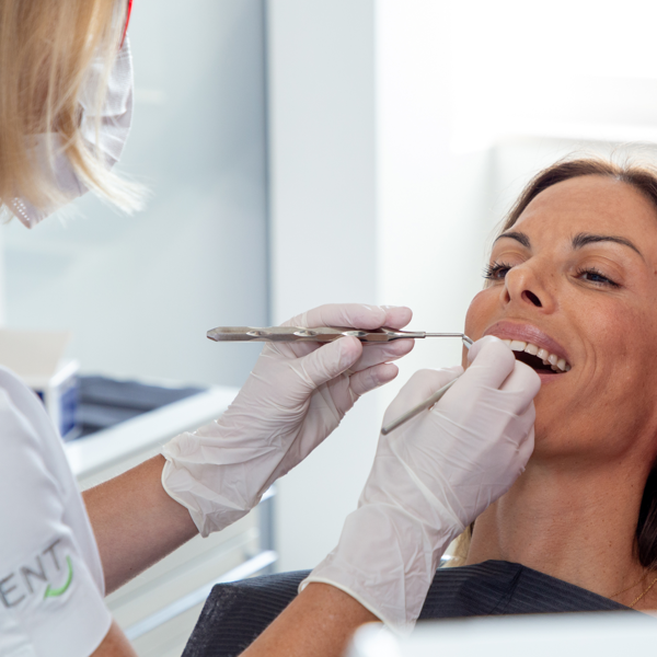 Doktorica obavlja pregled na pacijentici u stomatološkoj ordinaciji, procjenjujući stanje zubi i planirajući daljnju terapiju.