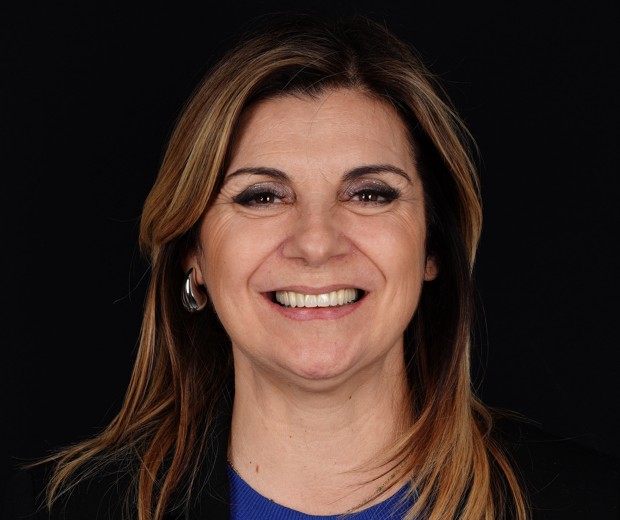 Portret pacijentice nakon implantološke terapije i estetske rekonstrukcije s cirkonskim krunicama, s prirodnim i osvježenim izgledom lica te obnovljenim osmijehom.