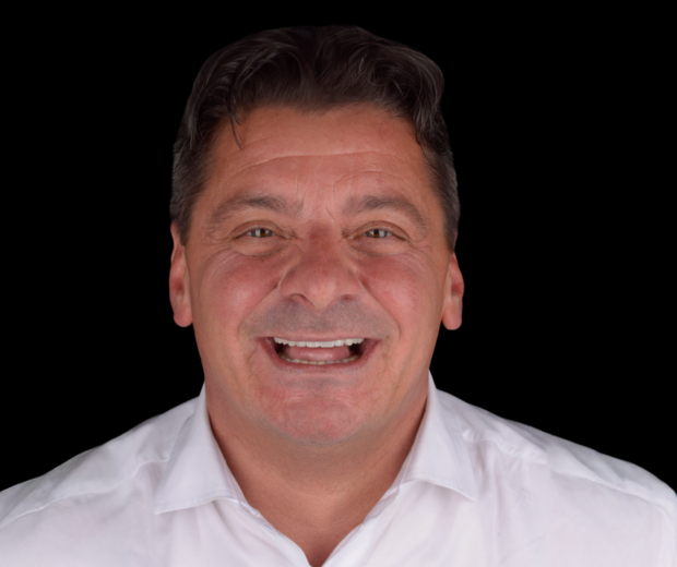 Portret pacijentice nakon funkcionalno-estetske rehabilitacije s implanto-protetskom terapijom, s izraženim, prirodnim osmijehom i vidljivim zadovoljstvom rezultatom.