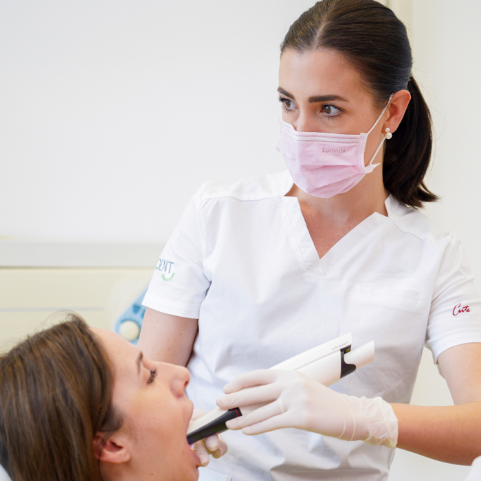 Doktorica pažljivo uzima 3D sken pacijentovih zuba koristeći suvremeni intraoralni skener za precizno planiranje terapije.