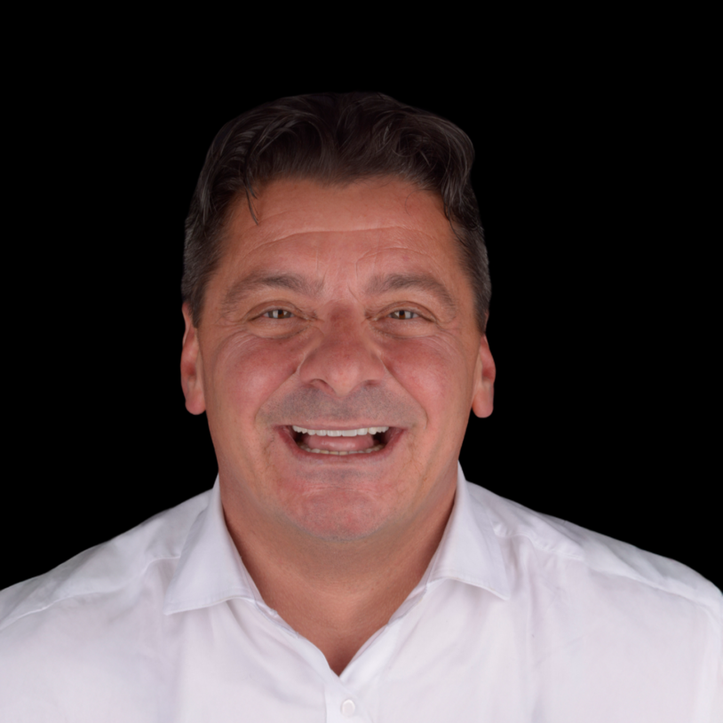 Portret pacijentice nakon funkcionalno-estetske rehabilitacije s implanto-protetskom terapijom, s izraženim, prirodnim osmijehom i vidljivim zadovoljstvom rezultatom.