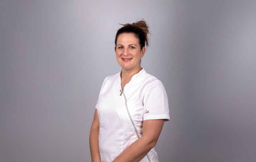 Portret doktorice Mesaroš Ferenac, specijalistice dentalne medicine.