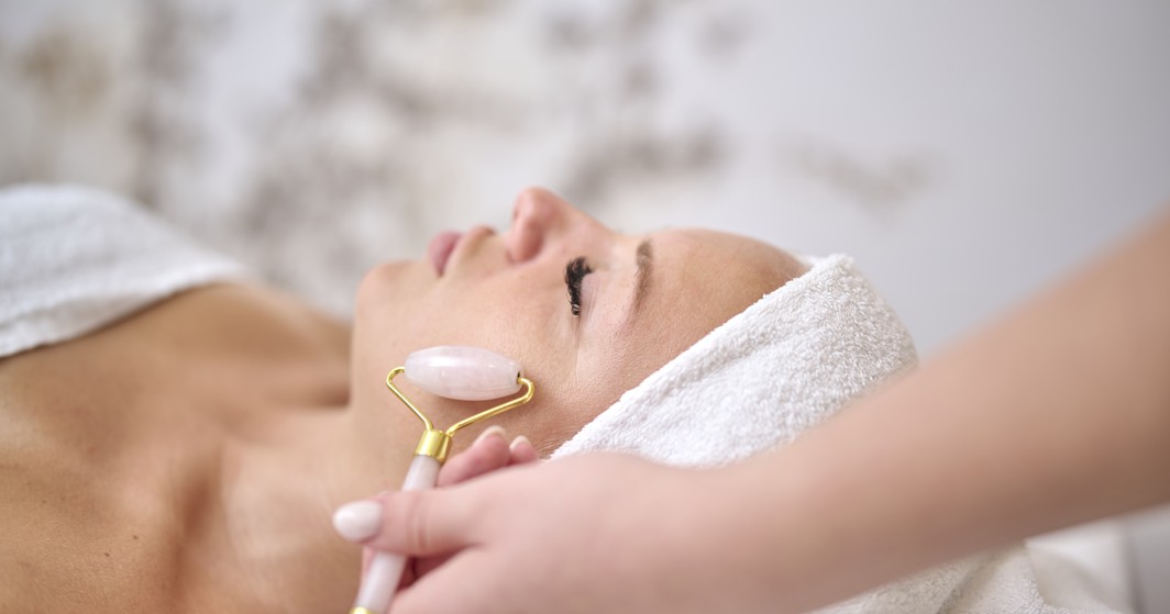 Trattamento rilassante in spa con un rullo per il viso presso Aminess Style Camping Atea Resort, che favorisce il ringiovanimento della pelle in un ambiente sereno.