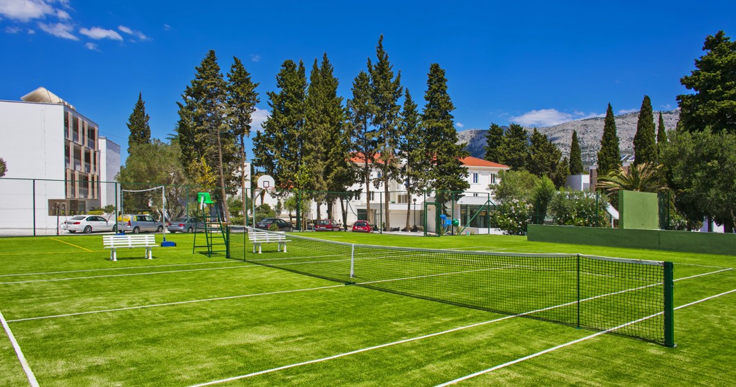 Dobro održavan teniski teren dostupan gostima blizu Holiday Homes u Port9 Planet Camping by Aminess.