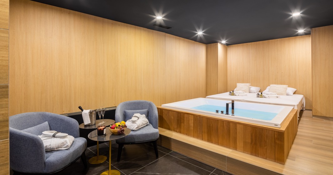 Luxuriöses Spa-Zimmer mit privatem Whirlpool im Aminess Laurel Khalani Hotel in Makarska, mit modernen Wellness-Einrichtungen.
