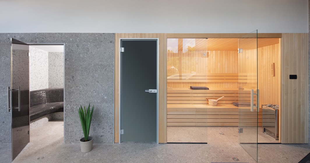 Moderne wellnessruimte in het Aminess Alfir Resort met een Finse sauna, natuurlijke materialen en een rustige sfeer voor ontspanning