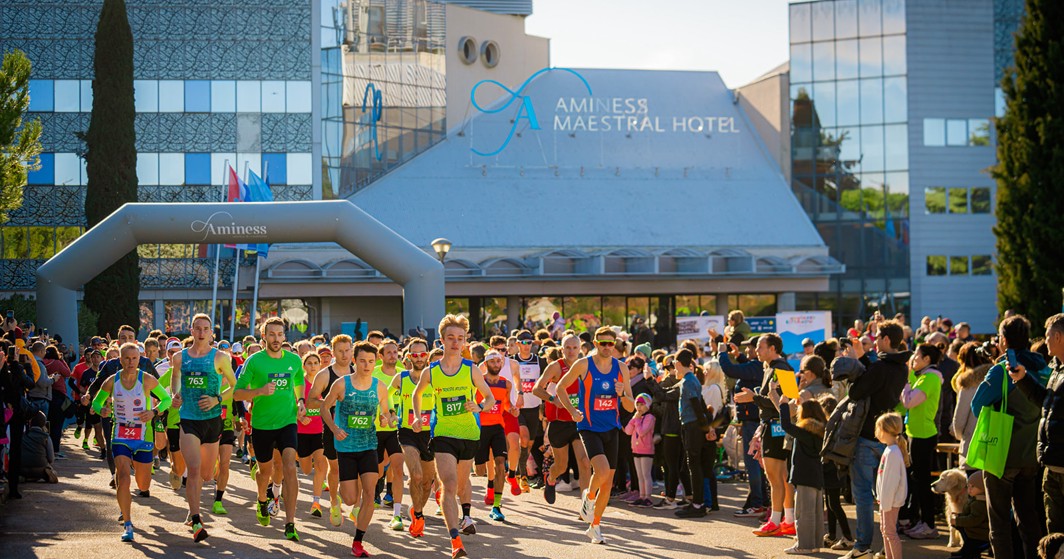 Inizio della corsa Novigrad Cittanova Run di fronte all'Hotel Aminess Maestral.