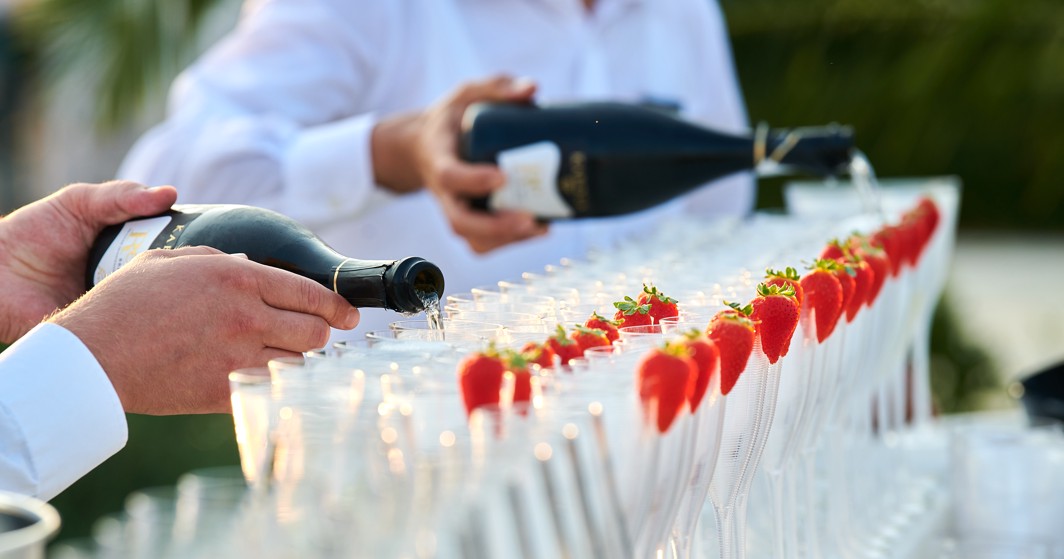Servendo champagne a un matrimonio in Aminess Maradiso Hotel Laguna, Novigrad Croazia