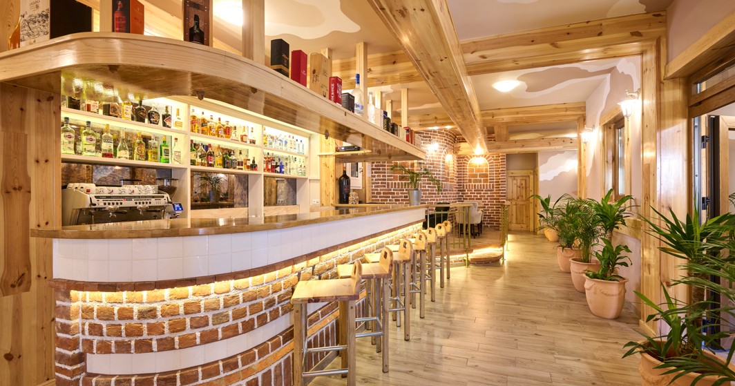 Bar dell hotel Aminess a Karlovac con bancone in legno e area salotto