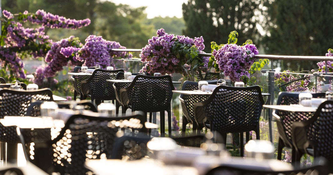 Terasa restorana Oliveto s pogledom na prirodu i mirisnim cvijećem u Aminess Vival Velaris Resortu na otoku Braču.