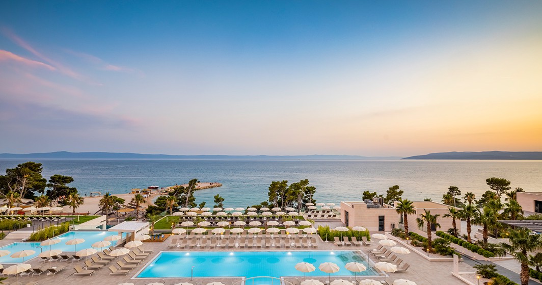 Schöner Sonnenuntergang im Aminess Laurel Khalani Hotel.