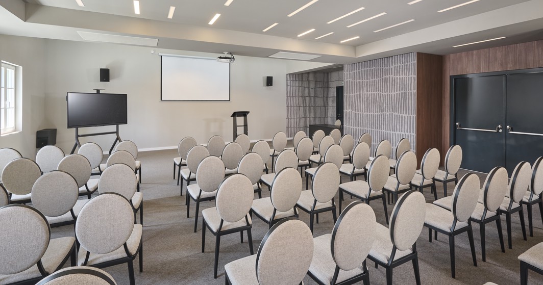 Innenraum einer Hotel Konferenzhalle mit Stuhlreihen fuer Meetings