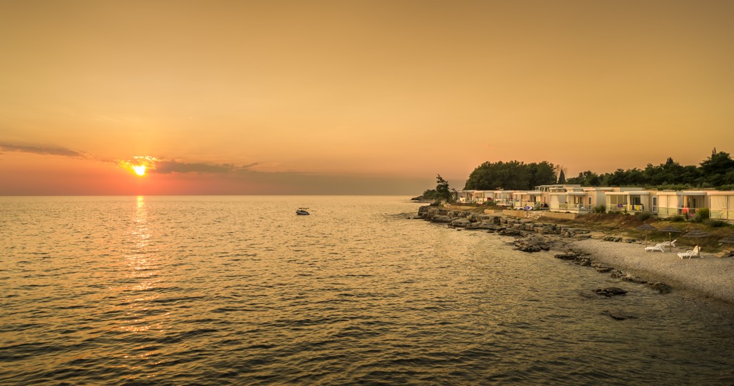 Strand und Sonnenuntergang im Aminess Planet Camping Maravea Resort, Novigrad Kroatien