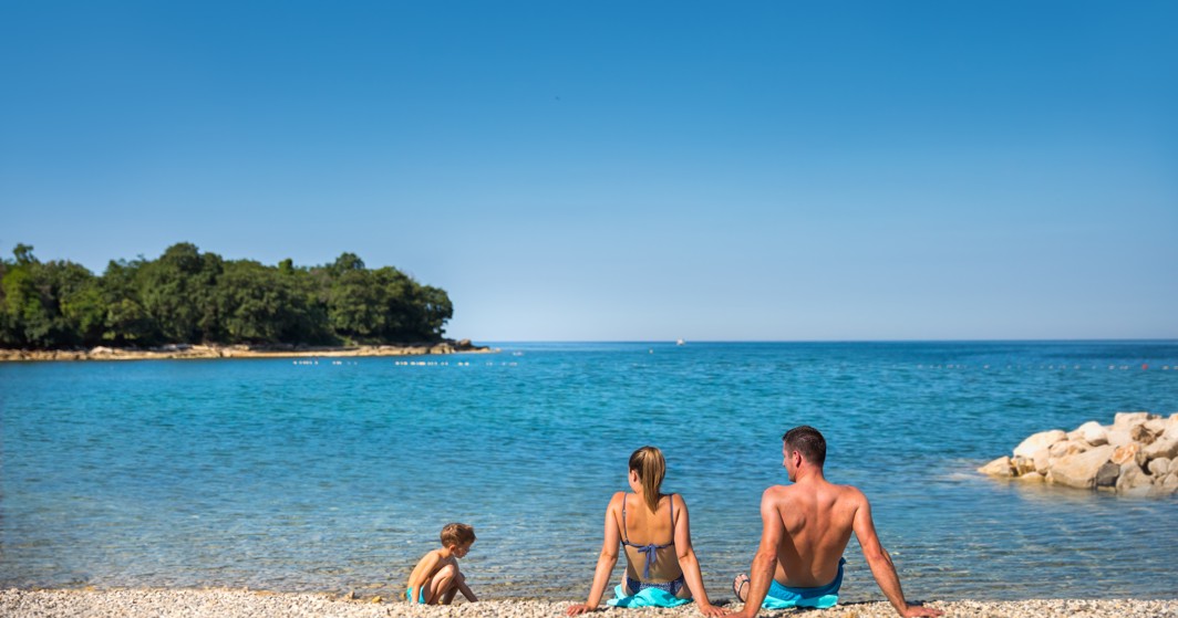 Una famiglia si gode la spiaggia presso l'Aminess Planet Camping Maravea, Novigrad