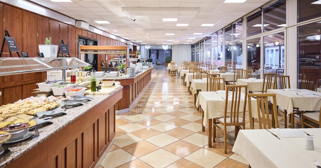 Restoran u hotelu Mediteran Maradiso od Aminess s područjem za buffet i prostranim sjedećim mjestima.