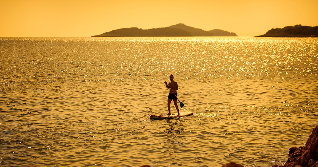 Il paddleboard è in piedi presso l'Aminess Planet Camping Maravea, Novigrad