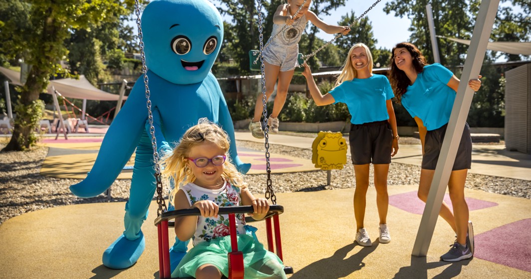 Kinder mit dem Animationsteam im Aminess Planet Camping Sirena, Novigrad, Kroatien